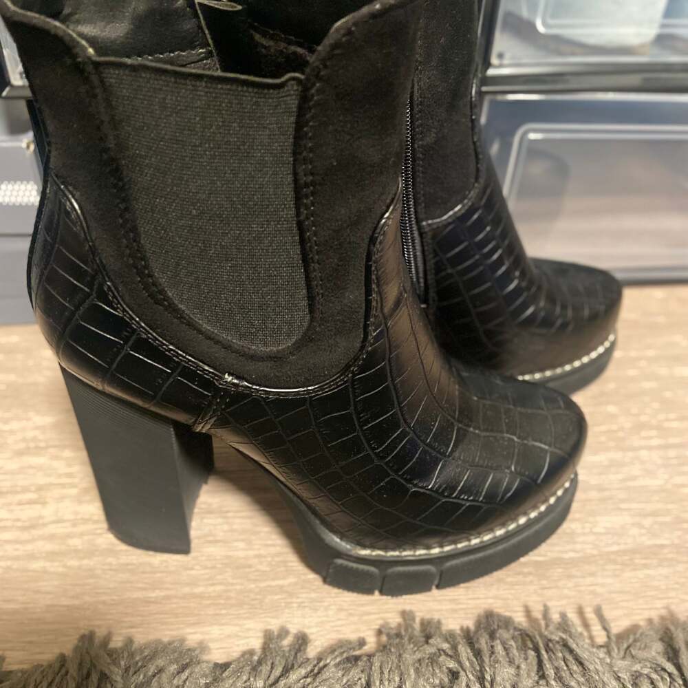 Women's foxy faux leather croc Chelsea boots  Size 7.5 (38)